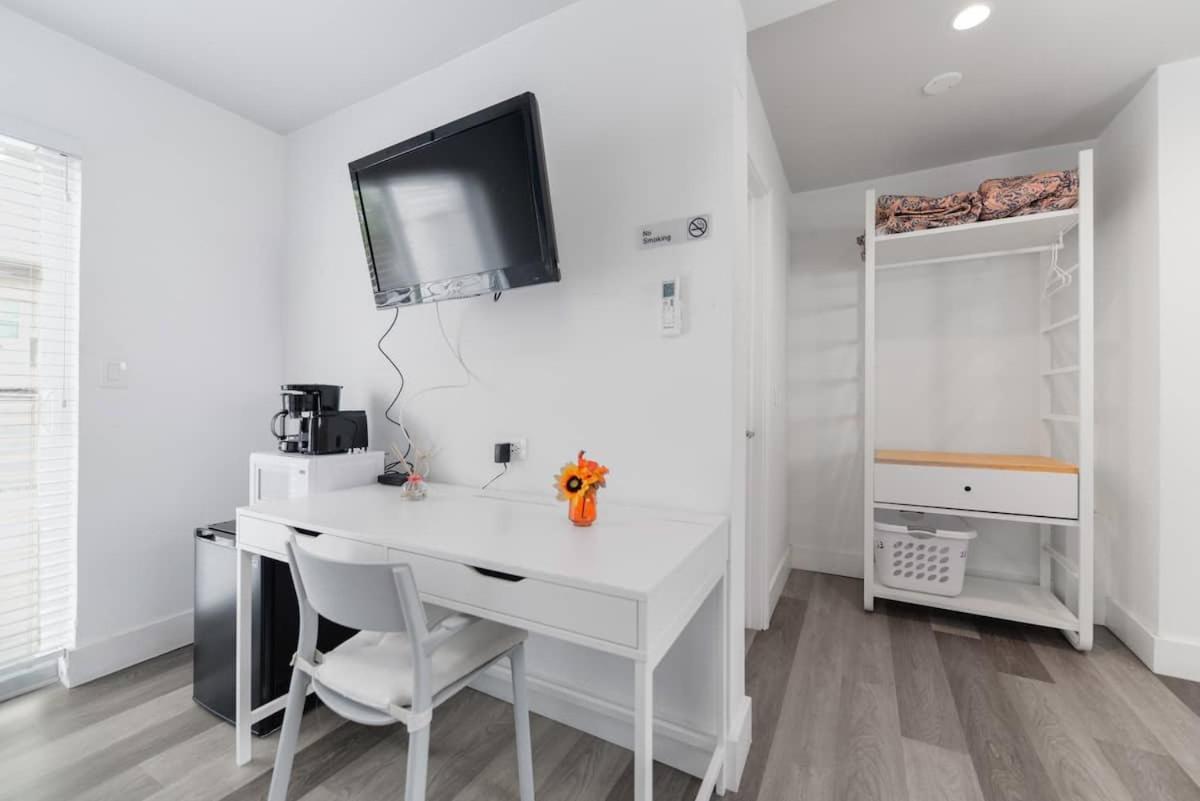 Cozy 1 Bedroom With Pool Steps From The Beach #47 Голлівуд Екстер'єр фото